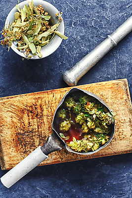 포토 JPG 해외이미지 실내 사람없음 하이앵글 국자 파란배경 아로마테라피 막자사발 나무받침 해외202004 홉 해외포토 식물 뷰포인트 백그라운드 주방용품 내부 목재 파란색 사발 받침대 테라피 파일형식 이미지허브