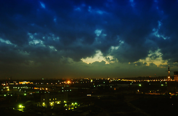 포토 JPG 해외이미지 디자인 도로 여행 비즈니스 건축양식 교통시설 모션 하늘 추상 거리 풍경 사람없음 건물 파란색 빛 도시풍경 탑 고층빌딩 어둠 도시 센터 야간 저녁 속도 장면 타운 스카이라인 해외202004 해외포토 자연요소 건축물 건축 길 컬러 교통 무늬 빌딩 시설 파일형식 이미지허브