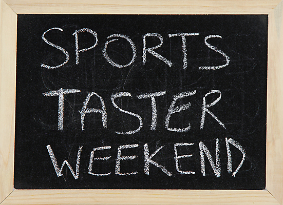 포토 JPG 해외이미지 스포츠 통신 사람없음 목재 검은색 칠판 흰색 기록 메시지 심볼 사인 분필 주말 참여 해외202004 해외포토 나무 컬러 재료 초크 파일형식 이미지허브