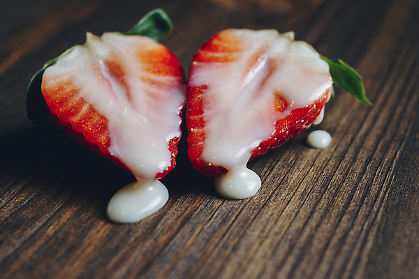 포토 JPG 해외이미지 백그라운드 딸기 단면 사람없음 신선 달콤 카피스페이스 나무배경 해외202004 연유 해외포토 과일 식재료 공백 맛 파일형식 이미지허브