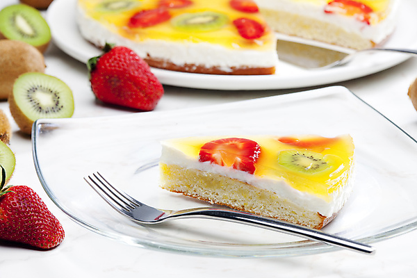 포토 JPG 해외이미지 그릇 접시 음식 포크 과일 딸기 디저트 실내 키위 사람없음 내부 인테리어 케이크 닫기 달콤 묘사 칼로리 영양분 정물화 채식주의자 해외202004 해외포토 식기 디자인 모션 맛 그림 채식 파일형식 이미지허브