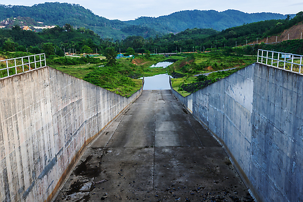 포토 JPG 해외이미지 식물 산업 아시아 벽 태국 자연 하늘 사람없음 초록색 물 환경 힘 에너지 오픈 댐 홍수 방법 제어 해외202004 해외포토 자연요소 공공시설 나라 컬러 자연재해 생태계 파일형식 이미지허브