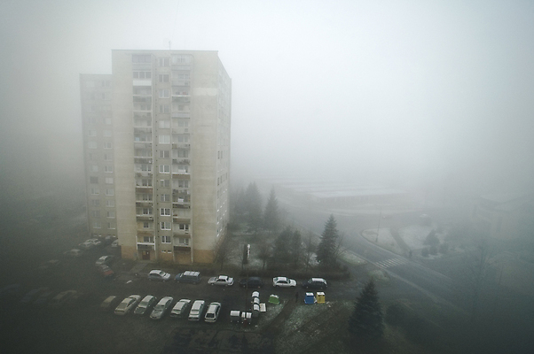 포토 JPG 해외이미지 유럽 건축양식 사람없음 건물 어둠 봄 회색 안개 가을 도시 분위기 타운 미로 슬로바키아 해외202004 해외포토 건축물 계절 건축 나라 컬러 컨셉 날씨 파일형식 이미지허브