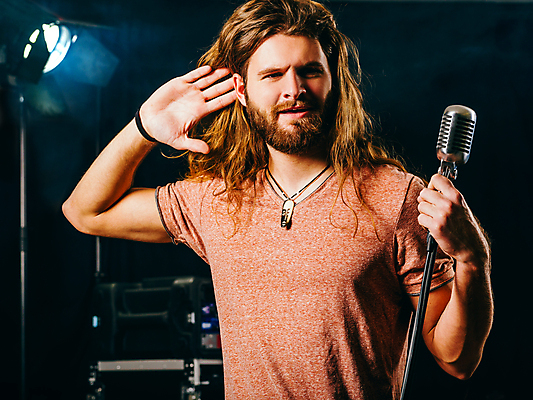 포토 JPG 해외이미지 긴머리 남자 행복 수염 한명 콘서트 연주자 음악가 듣기 가수 무대 마이크 생존 해외202004 해외포토 직업 1 헤어스타일 감정 음악 음향기기 모션 사람 공연 파일형식 이미지허브