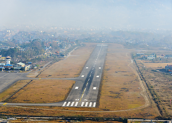포토 JPG 해외이미지 주간 구름 아시아 선 조각 여행 교통시설 휴가 안테나 동양인 사람없음 야외 공항 아스팔트 땅 도착 항공 흔적 출발 활주로 네팔 타운 이륙 선로 조감도 직진 착륙 터미널 해외202004 해외포토 자연요소 나라 도로 길 교통 컨셉 통신 인종 도시 시설 파일형식 이미지허브