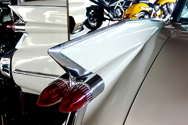 포토 JPG 해외이미지 디자인 도로 백그라운드 컨셉 교통시설 모션 자동차 유리 사람없음 옆모습 빨간색 빛 반사 금속 미국 거울 운전 흰색 램프 고속도로 클래식 파편 수집 묘사 속도 복고 꼬리 쇼 클래식카 방법 옛날 자동 스타일 해외202004 해외포토 길 육상교통 뷰포인트 컬러 교통 북아메리카 승용차 재질 조명 시설 파일형식 이미지허브