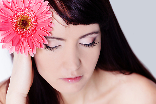 포토 JPG 해외이미지 식물 모델 손 여자 꽃 행복 얼굴 분홍색 신체 자연 갈색머리 건강 사랑 한명 사람 성인 10대 빨간색 유행 스파 흰색 신선 화려 피부 향기 만들기 거베라 내추럴 고립 돌봄 해외202004 해외포토 1 헤어스타일 감정 컬러 컨셉 모션 청소년 신체부위 생태계 냄새 파일형식 이미지허브