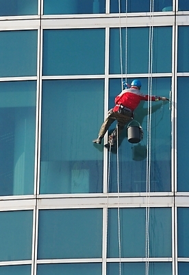 포토 JPG 해외이미지 주간 전신 남자 밧줄 매달리기 외벽 한명 빌딩 성인 야외 건물 뒷모습 반사 닦기 청소부 유리창청소 성인남자한명만 해외202004 외벽청소 해외포토 자연요소 직업 1 건축물 줄 벽 뷰포인트 모션 사람 청소 남자한명만 성인남자만 파일형식 이미지허브