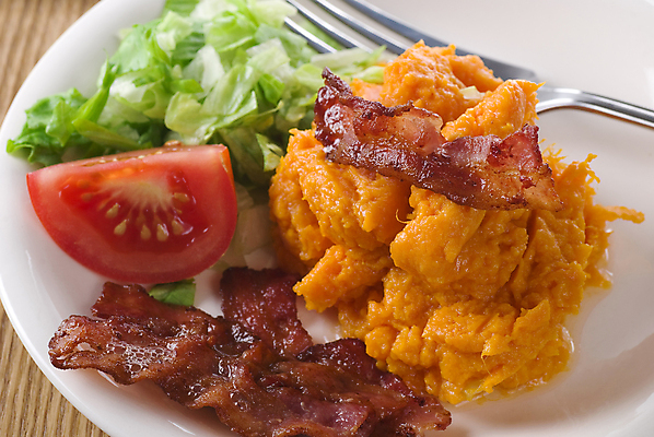 포토 JPG 해외이미지 접시 음식 토마토 감자 육류 사람없음 샐러드 닫기 달콤 상추 베이컨 무료 해외202004 해외포토 식기 채소 식재료 모션 돼지고기 맛 파일형식 이미지허브