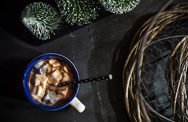 포토 JPG 해외이미지 커피 음식 크리스마스 겨울 따뜻함 사람없음 컵 초콜릿 우유 머그컵 흰색 뜨거움 달콤 마시멜로우 카카오 해외202004 해외포토 식기 계절 기념일 음료 컬러 디저트 유제품 맛 파일형식 이미지허브