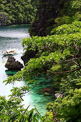 포토 JPG 해외이미지 아시아 바다 섬 여행 백그라운드 자연 벽지 하늘 휴식 주택 풍경 사람없음 가로 세로 물 여름 파란색 햇빛 반사 평화 마을 맑음 절벽 탐험 광선 바위 기둥 못 보트 동굴 위험 부식 그림 화산 날카로움 태평양 암초 석호 내추럴 이국적 터키석 수평선 해외202004 해외포토 자연요소 계절 건축 나라 컬러 컨셉 배_교통 날씨 산 건물 태양 돌_바위 공구 보석 생태계 파일형식 이미지허브