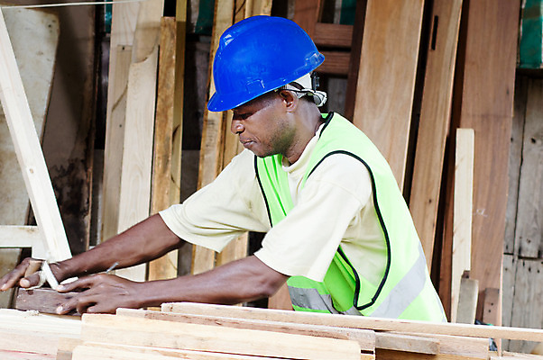 포토 JPG 해외이미지 가구 의자 아프리카 설계 한명 사람 목재 초록색 도구 판넬 헬멧 목수 장인 톱질 해외202004 해외포토 나무 직업 1 나라 컬러 생활용품 컨셉 재료 모션 보호장비 파일형식 이미지허브
