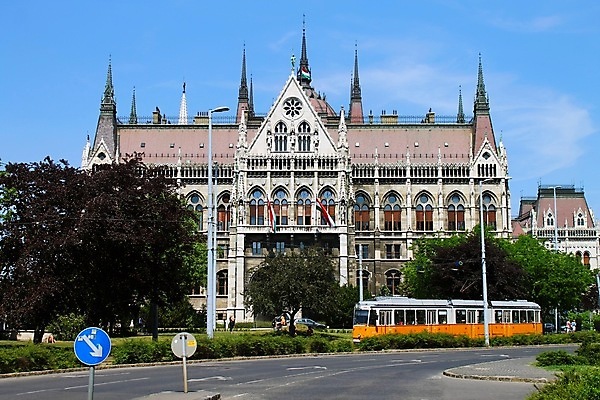 포토 JPG 해외이미지 유럽 전등 사람없음 야간 언덕 전차 헝가리 천연기념물 국회 다뉴브강 부다페스트 해외202004 해외포토 자연요소 나라 육상교통 조명 대중교통 동유럽 파일형식 이미지허브