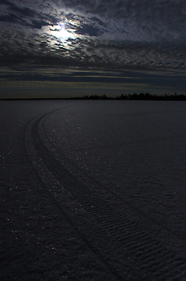 포토 JPG 해외이미지 구름 도로 호수 크리스마스 겨울 패턴 교통시설 자국 자연 하늘 추상 사람없음 물 파란색 빛 강 반사 냉동 얼음 미국 어둠 추위 달 흰색 연못 야간 저녁 크리스탈 질감 서리 루트 선로 자취 전국 해외202004 해외포토 자연요소 계절 기념일 길 컬러 교통 북아메리카 무늬 광석 시설 생태계 파일형식 이미지허브