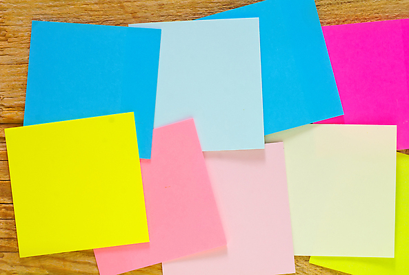 포토 JPG 해외이미지 백그라운드 사람없음 하이앵글 사각형 포스트잇 색종이 나무탁자 카피스페이스 해외202004 해외포토 도형 종이 뷰포인트 탁자 공백 메모지 파일형식 이미지허브