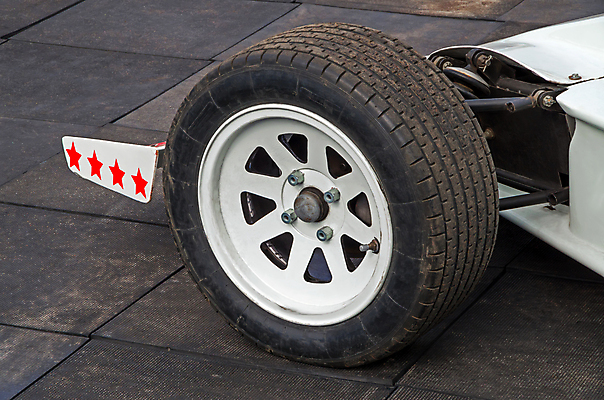 포토 JPG 해외이미지 모델 디자인 별 스포츠 비즈니스 교통시설 자동차 사람없음 빛 금속 검은색 힘 공연 운전 견과류 흰색 우아함 묘사 속도 복고 타이어 공식 고무 모터 범퍼 에스토니아 이국적 자동 특별함 스타일 해외202004 해외포토 자연요소 유럽 육상교통 컬러 교통 컨셉 모션 재질 이벤트 시설 파일형식 이미지허브