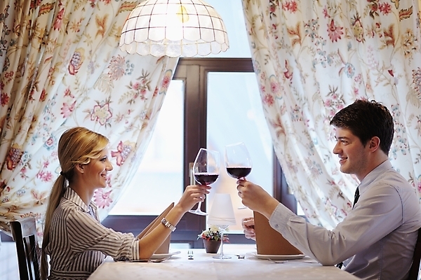 포토 JPG 해외이미지 커플 여자 남자 행복 데이트 탁자 조명 함께함 실내 들기 앉기 상반신 성인 두명 옆모습 마주보기 레스토랑 와인 식사 건배 연애 성인만 해외202004 해외포토 감정 뷰포인트 가구 컨셉 관계 모션 주류 사람 내부 식당 파일형식 이미지허브