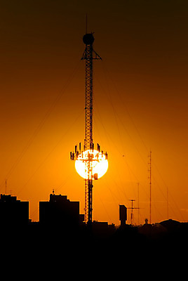 포토 JPG 해외이미지 오렌지 통신 하늘 안테나 풍경 사람없음 빨간색 세트 도시풍경 햇빛 태양 탑 황혼 일몰 새벽 도시 저녁 연결 아르헨티나 부에노스아이레스 수평선 해외202004 해외포토 자연요소 건축물 컬러 과일 노을 남아메리카 야간 파일형식 이미지허브