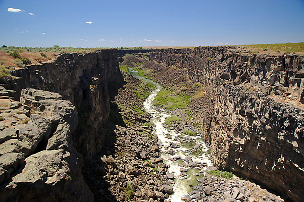 포토 JPG 해외이미지 자연 하늘 산 풍경 사람없음 야외 초록색 물 파란색 강 골짜기 미국 흐름 바위 개울 숲 언덕 깊이 해외202004 해외포토 자연요소 컬러 컨셉 북아메리카 돌_바위 생태계 파일형식 이미지허브
