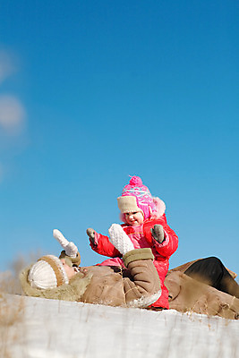 포토 JPG 해외이미지 커플 계절 공원 여자 딸 행복 길 어린이 겨울 가족 자연 놀이 하늘 엄마 휴가 사랑 서기 사람 소년 성인 야외 두명 파란색 태양 맑음 얼음 산책 추위 게임 흰색 신선 던지기 서리 위치 눈내림 해외202004 해외포토 자연요소 공공시설 남자 감정 컬러 관계 모션 날씨 휴식 눈_날씨 생태계 파일형식 이미지허브