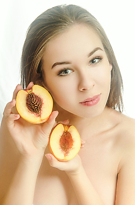 포토 JPG 해외이미지 모델 1 라이프스타일 헤어스타일 손 여자 행복 유럽 얼굴 음식 백그라운드 다이어트 과일 건강 한명 미소 사람 노란색 활발 흰색 신선 우아함 복숭아 칼로리 고립 돌봄 완벽 채식주의자 해외202004 해외포토 감정 나라 컬러 컨셉 모션 표정 생활 신체부위 채식 파일형식 이미지허브