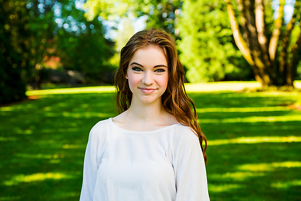 포토 JPG 해외이미지 모델 공원 여자 셔츠 와이셔츠 청소년 갈색머리 한명 사람 야외 가로 컬러풀 유행 흰색 해외202004 해외포토 1 헤어스타일 공공시설 컬러 상의 파일형식 이미지허브