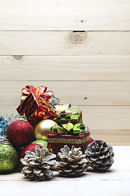 포토 JPG 해외이미지 계절 백그라운드 크리스마스 겨울 공 휴가 선물 사람없음 목재 장식 빨간색 초록색 우주 축제 흰색 축하 황금 해외202004 해외포토 나무 기념일 컬러 컨셉 재료 파일형식 이미지허브