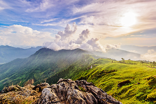 포토 JPG 해외이미지 구름 공원 아시아 여행 겨울 태국 자연 하늘 산 풍경 사람없음 야외 초록색 파란색 컬러풀 햇빛 태양 일몰 안개 바위 정상 숲 장면 북쪽 내추럴 강렬 절정 해외202004 해외포토 자연요소 계절 공공시설 나라 컬러 날씨 노을 돌_바위 방향 생태계 파일형식 이미지허브