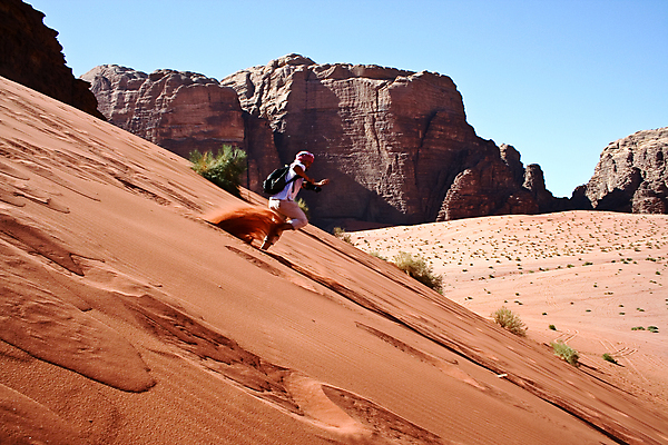 포토 JPG 해외이미지 지구 모래 여행 하늘 휴가 산 건조 항해 풍경 사람없음 여름 파란색 모래사장 햇빛 태양 환경 산책 사막 바위 중앙 고독 땅 모래언덕 언덕 부식 그림 질감 오르기 장면 사암 동쪽 내추럴 추적 요르단 해외202004 해외포토 자연요소 계절 감정 바다 컬러 배_교통 중동 모션 휴식 돌_바위 방향 파일형식 이미지허브