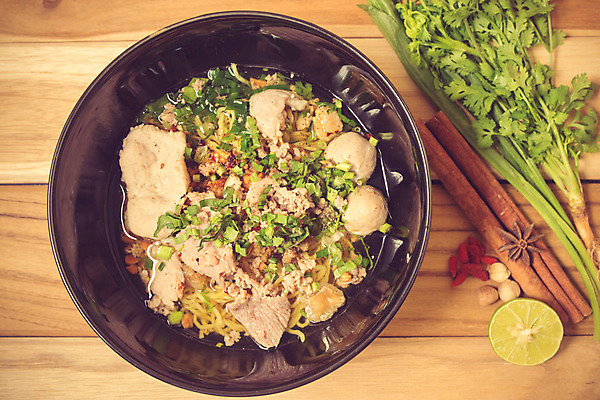 포토 JPG 해외이미지 접시 아시아 음식 채소 젓가락 태국 밥 양파 새우 요리 동양인 사람없음 목재 가로 빨간색 초록색 갈색 식당 식사 저녁식사 중국 당근 튀김 흰색 신선 정상 레몬 해산물 대나무 국수 라임 후추 패드 점심식사 해외202004 해외포토 나무 식기 나라 컬러 과일 재료 뿌리채소 수저 갑각류 인종 상점 면류 향신료 파일형식 이미지허브