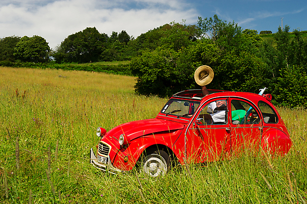 포토 JPG 해외이미지 모자 남자 교통수단 자동차 한명 사람 풍경 손짓 성인 여름 손들기 골동품 오픈카 복고 성인남자한명만 해외202004 해외포토 1 잡화 계절 육상교통 교통 모션 승용차 남자한명만 성인남자만 파일형식 이미지허브