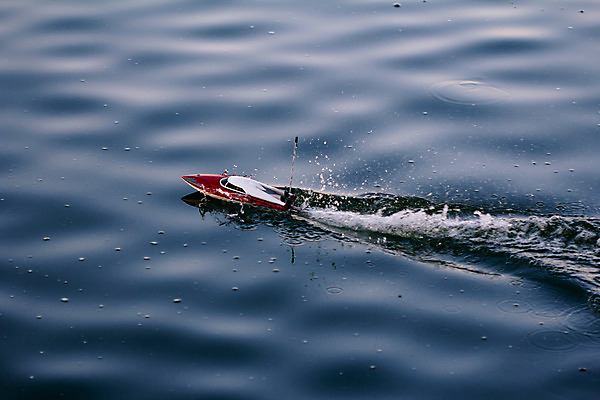 포토 JPG 해외이미지 종이 호수 스포츠 파도 바다 이동 요트 자연 놀이 바람 거리 항해 사람없음 빨간색 물 파란색 강 장난감 달리기 반사 힘 게임 흰색 보트 갑판 속도 전자 해군 멀리 네비게이션 제어 해외202004 해외포토 자연요소 컬러 컨셉 배_교통 모션 날씨 군대 생태계 파일형식 이미지허브