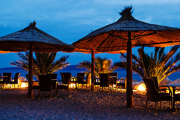 포토 JPG 해외이미지 유럽 음료 모래 바다 섬 여행 의자 우산 자연 하늘 휴가 전등 풍경 사람없음 물 여름 파란색 야자수 반사 노란색 침묵 황혼 일몰 새벽 조약돌 만 바 야간 지중해 양산 장면 크로아티아 몽환 수평선 해외202004 해외포토 자연요소 나무 계절 나라 컬러 가구 컨셉 조명 노을 소리 돌_바위 생태계 파일형식 이미지허브