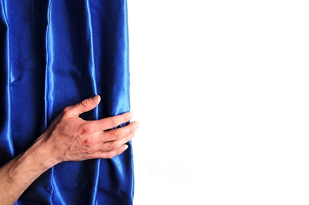 포토 JPG 해외이미지 손 백그라운드 창문 프레임 사람없음 파란색 문 우주 공백 펼침 무대 수확 흰색 커튼 오픈 우아함 떨어짐 비밀 영화관 극장 필름 시작 장면 고립 카피스페이스 해외202004 해외포토 컬러 컨셉 농업 모션 신체부위 파일형식 이미지허브