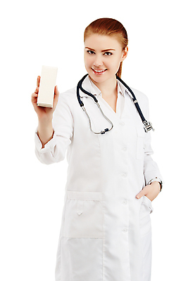 포토 JPG 해외이미지 직업 응시 여자 산업 컨셉 청진기 건강 병원 한명 미소 사람 상자 알약 약 공백 환자 간호사 의사 코트 잡기 실험실 질병 약국 서비스 추천 보여주기 내추럴 돌봄 마약 소아과의사 약사 피임약 카피스페이스 해외202004 해외포토 1 시선 의학 의료기기 모션 표정 실험 외투 의료진 파일형식 이미지허브