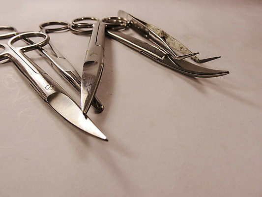 포토 JPG 해외이미지 직업 탁자 병원 사람없음 빛 세트 금속 기구 공구 조직 수술 가장자리 은색 위험 수집 오브젝트 준비 날카로움 핀셋 외과 조립 고립 작동 철강 커터 헬프 해외202004 해외포토 컬러 가구 컨셉 의학 재질 치료 도구 도움 둘레 파일형식 이미지허브