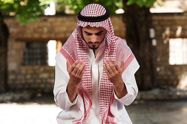 포토 JPG 해외이미지 1 전통 옷 남자 종교 문화 청소년 수염 한명 사람 인종 야외 머리 믿음 목도리 흰색 기도 비즈니스맨 영혼 이슬람교 호기심 모스크 머리장식 신성 동쪽 사우디아라비아 아랍에미리트 숭배 아랍어 터번 해외202004 해외포토 잡화 감정 컬러 컨셉 비즈니스 중동 신체부위 장식 직장인 방향 파일형식 이미지허브