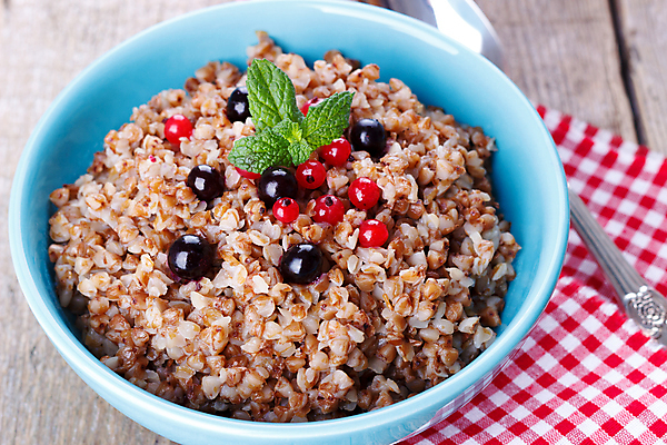 포토 JPG 해외이미지 전통 접시 음식 백그라운드 다이어트 재료 건강 요리 사람없음 파란색 갈색 주방 식사 신선 고명 사발 맛 아침식사 낟알 시리얼 먹기 메밀 민트 유기농 블루베리 내추럴 채식주의자 해외202004 해외포토 식기 웰빙 컬러 컨셉 과일 식재료 모션 사기그릇 허브 채식 파일형식 이미지허브