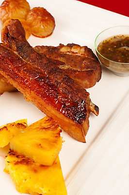 포토 JPG 해외이미지 접시 부분 돼지고기 요리 사람없음 가로 세로 식사 신선 고명 그릴 인스턴트 바비큐 굽기 파인애플 매움 서빙 바비큐립 절임 해외202004 해외포토 식기 음식 과일 주방용품 육류 맛 구이 열대과일 파일형식 이미지허브