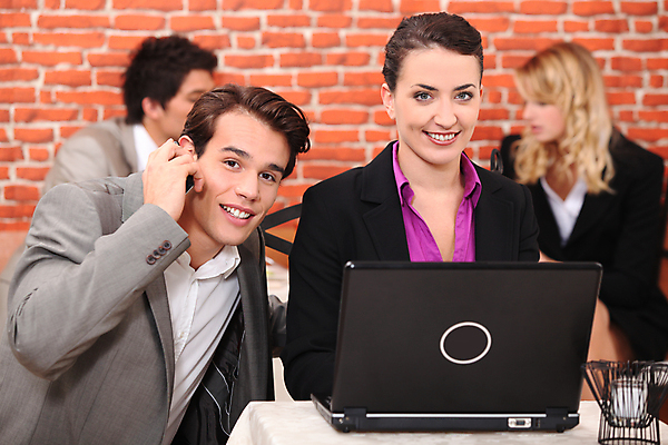 포토 JPG 해외이미지 백인 직업 라이프스타일 남자 행복 2 생각 비즈니스 탁자 협력 노동자 함께함 실내 대화 미소 사람 정장 성인 세명 노트북 스마트폰 컴퓨터 식당 식사 우정 작업 비즈니스맨 날짜 계약 약속 옷입기 점심식사 해외202004 해외포토 서양인 옷 감정 가구 컨셉 모션 표정 말하기 내부 생활 친구 전자제품 핸드폰 스마트기기 상점 직장인 파일형식 이미지허브