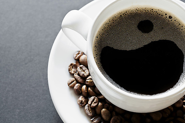 포토 JPG 해외이미지 커피 음료 사람없음 갈색 검은색 원두 흰색 닫기 커피잔 따뜻한음료 카피스페이스 해외202004 해외포토 컬러 모션 잔 공백 파일형식 이미지허브