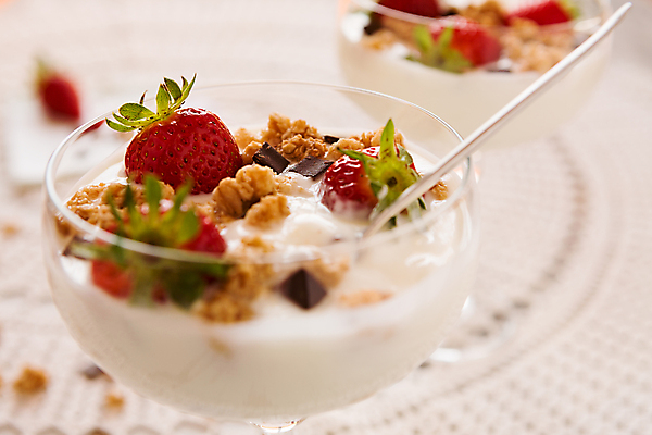 포토 JPG 해외이미지 음식 조각 백그라운드 과일 딸기 디저트 사람없음 컵 가로 식당 초콜릿 식탁보 신선 닫기 달콤 티스푼 시리얼 숙성 해외202004 해외포토 식기 모션 상점 숟가락 맛 파일형식 이미지허브