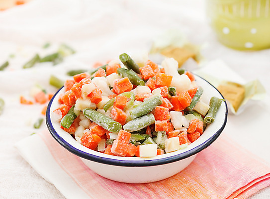 포토 JPG 해외이미지 음식 겨울 채소 재료 반찬 양파 콩 감자 파슬리 건강 사람없음 냉동 당근 추위 신선 고명 사발 날것 섞기 해외202004 해외포토 계절 곡류 뿌리채소 사기그릇 파일형식 이미지허브