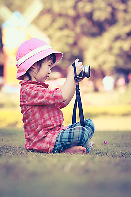 포토 JPG 해외이미지 전신 공원 어린이 한명 들기 사람 앉기 동양인 야외 옆모습 아웃포커스 카메라 사진촬영 복고 소녀한명만 해외202004 해외포토 1 공공시설 뷰포인트 모션 촬영기법 인종 전자제품 촬영 여자한명만 소녀만 파일형식 이미지허브