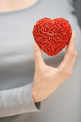 포토 JPG 해외이미지 라이프스타일 손 여자 감정 컨셉 친절 실내 발렌타인데이 건강 사랑 한명 사람 신체부위 빨간색 세로 평화 고요 활발 기쁨 하트 잡기 팔 심장병 해외202004 해외포토 모양 1 컬러 모션 데이이벤트 내부 생활 질병 파일형식 이미지허브