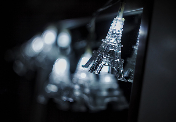 포토 JPG 해외이미지 디자인 계절 문화 여행 백그라운드 크리스마스 겨울 휴가 새로움 주택 매달리기 사람없음 장식 초록색 파란색 빛 장난감 크리스마스트리 탑 화환 장비 프랑스 흰색 나뭇가지 축하 화려 유머 우아함 야간 소프트포커스 12월 연도 문학 고드름 빛망울 프랑스어 인공 스타일 파리(프랑스) 해외202004 해외포토 자연요소 나무 문자 건축물 기념일 꽃 감정 유럽 컬러 컨셉 모션 촬영기법 건물 얼음 날짜 파일형식 이미지허브