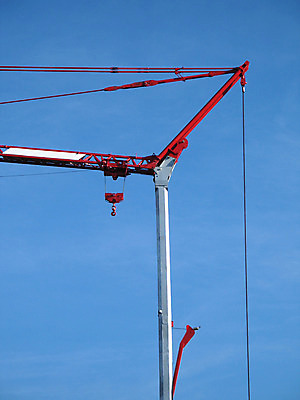 포토 JPG 해외이미지 구름 하늘 사람없음 빨간색 세로 파란색 금속 힘 장비 땅 기중기 리프트 철사 무거움 의무 해외202004 해외포토 자연요소 컬러 재질 중장비 무게 파일형식 이미지허브