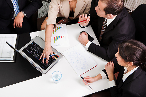 포토 JPG 해외이미지 직업 여자 남자 비즈니스 사업가 통신 탁자 협력 설계 노동자 함께함 실내 사람 정장 여러명 성인 노트북 컴퓨터 사무실 흰색 업무 작업 비즈니스맨 비즈니스우먼 4 그룹 토론 승무원 책상 동료 문서 옷입기 브레인스토밍 해외202004 해외포토 옷 컬러 가구 다수 컨셉 관계 모션 내부 전자제품 숫자 직장인 파일형식 이미지허브