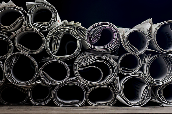 포토 JPG 해외이미지 종이 텍스트 통신 커뮤니케이션 사람없음 가로 쌓기 자료 재활용 긴급 기둥 신문 문서 페이지 흙더미 접기 정보매체 출판 해외202004 해외포토 건축 모션 간행물 흙 뉴스 친환경 파일형식 더미 이미지허브