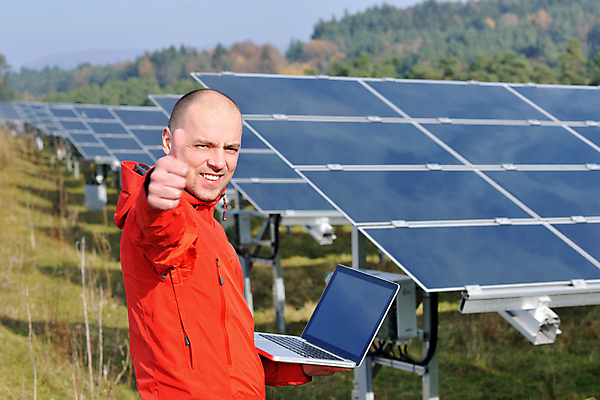 포토 JPG 해외이미지 주간 남자 한명 미소 들기 상반신 성인 야외 옆모습 노트북 태양에너지 따봉 집열판 성인남자한명만 해외202004 해외포토 자연요소 1 뷰포인트 모션 표정 사람 전자제품 최고 그린에너지 남자한명만 성인남자만 파일형식 이미지허브
